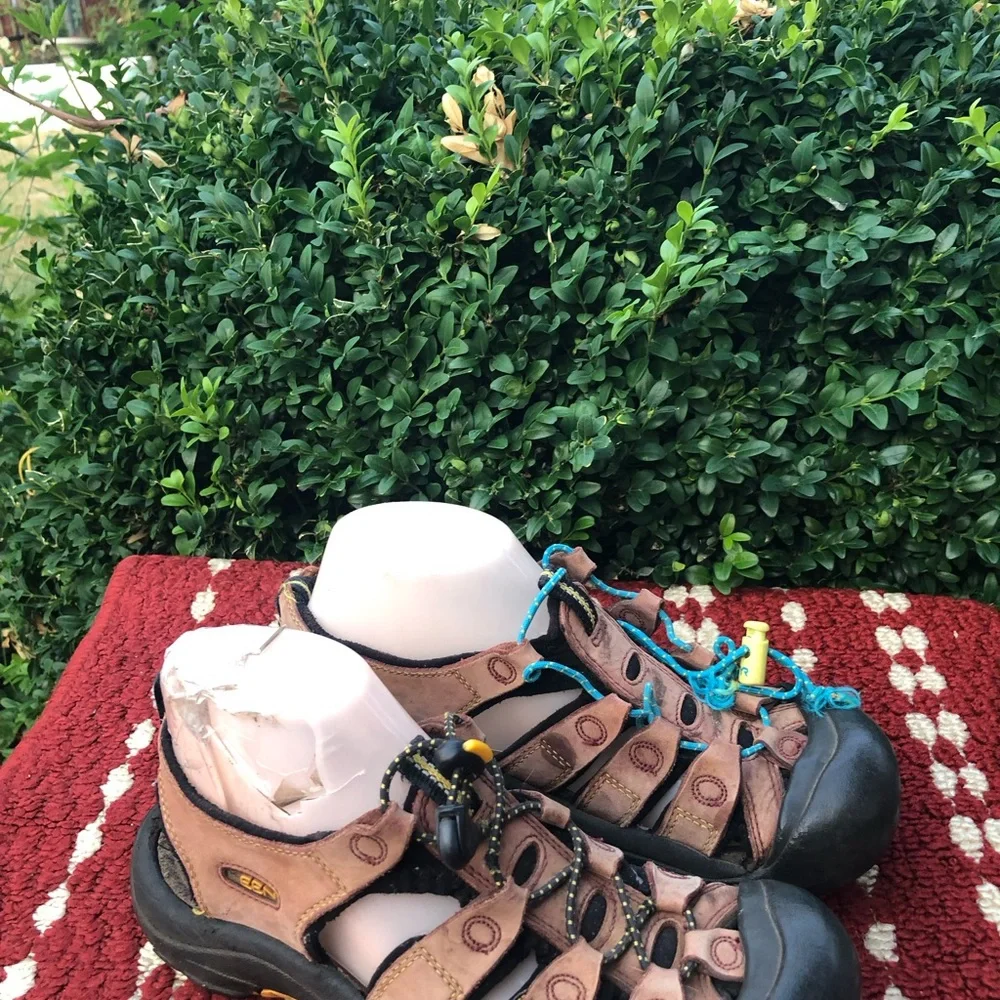 Keen Newport Men’s Brown Leather Sandals with Blue Lace Accents Size 7